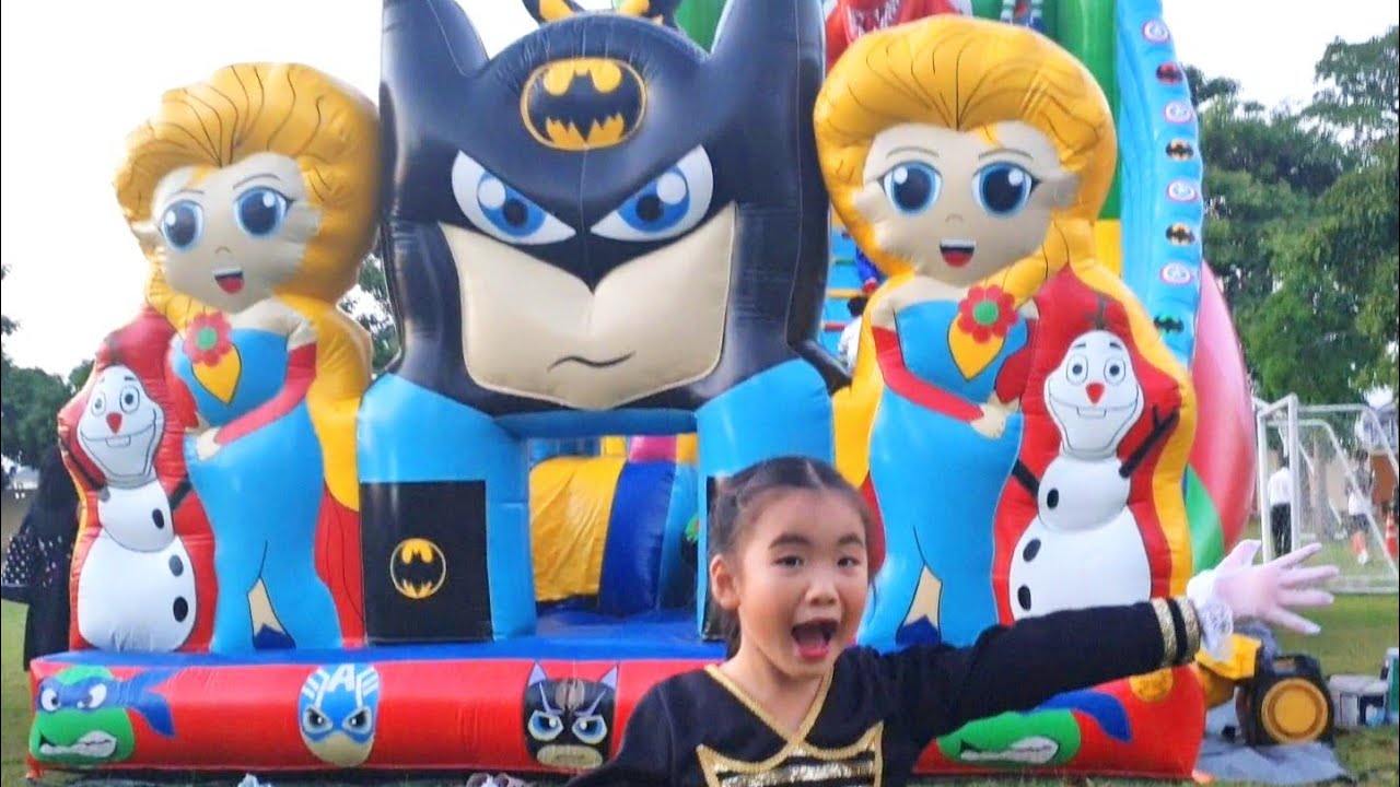 เก็บบ้านลมเอลซ่าสไลเดอร์ตอนดึก|Pretend Play with Giant Bounce House
