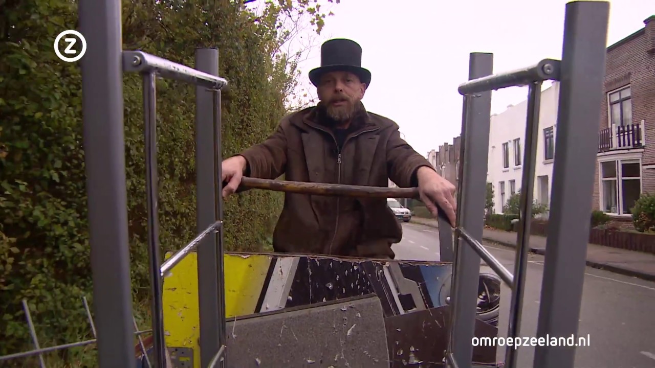Jan Put rijdt met zijn bakfiets door Walcheren om oud ijzer op te halen
