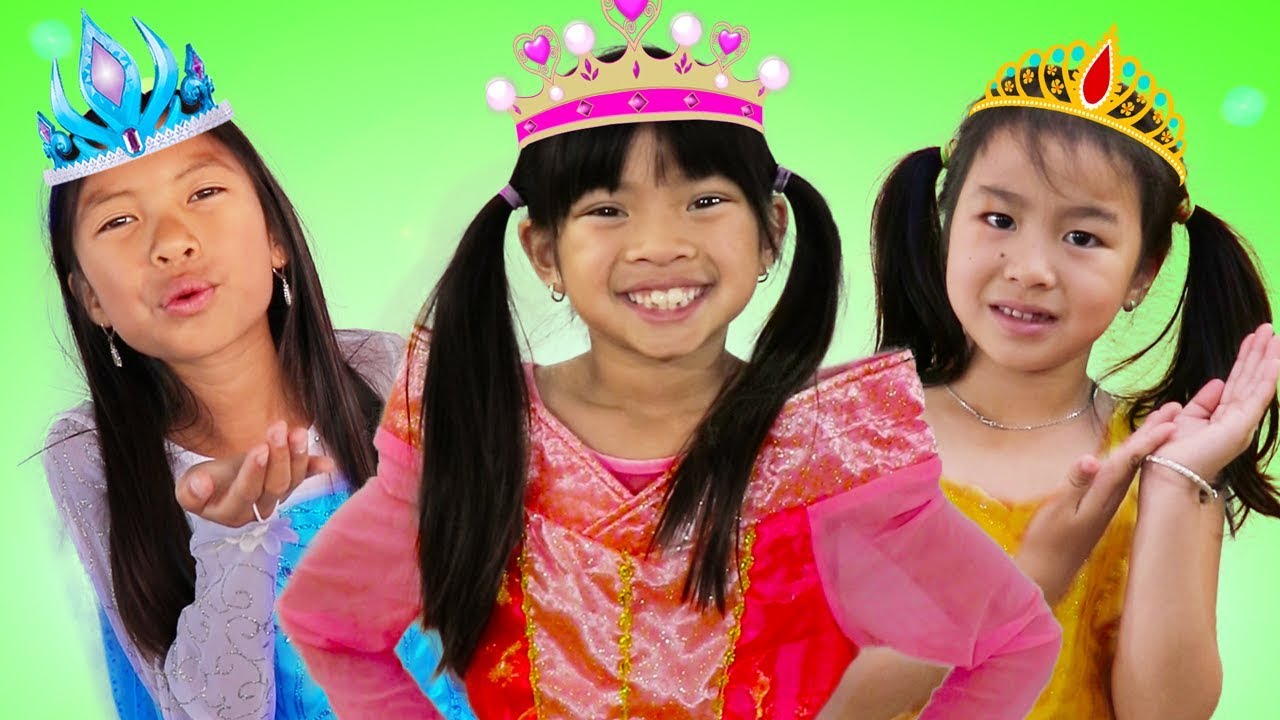 Jannie Emma & Wendy Pretend Play HALLOWEEN Costume Dress Up Runway Show