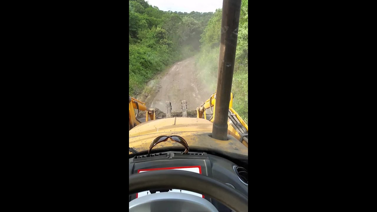 patrizio stincheddu al lavoro con la terna