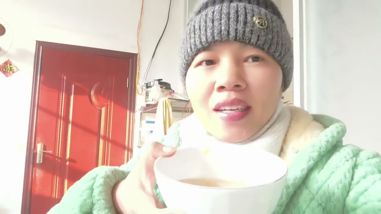 Chồng trung đi làm về làm phụ vợ lo việc nhà chăm con 