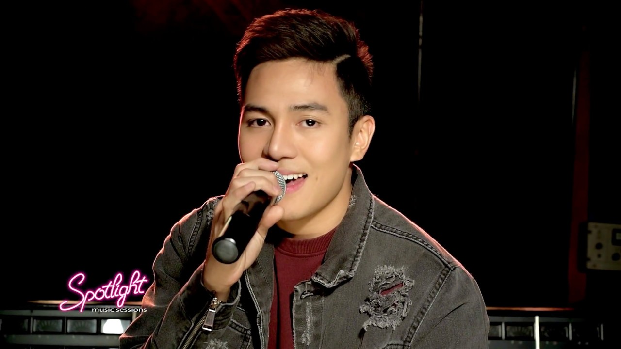 Jak Roberto sings 