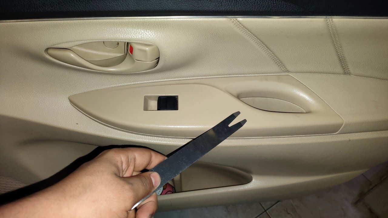 Toyota Yaris driver/passenger window switch change طريقه تغيير وحدة ازرار زجاج جانبي تويوتا ياريس