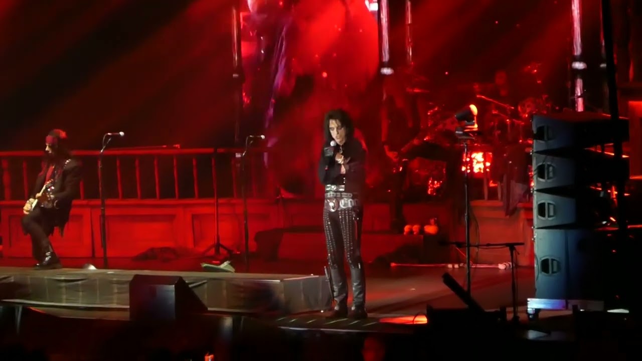 He´s Back (The Man Behind the Mask) live