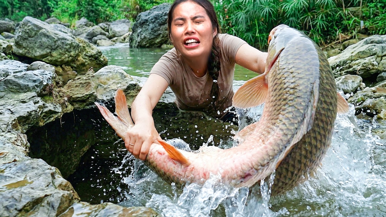 How to Block water & Catch GIANT Carp by Hand to Sell with Single mom and Little daughter
