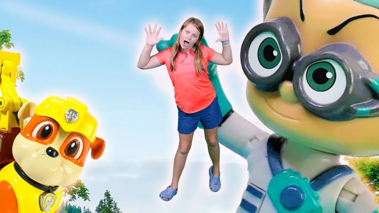 Tiny Assistant Shrinks and Explores PJ Masks Romeo's House Adventure