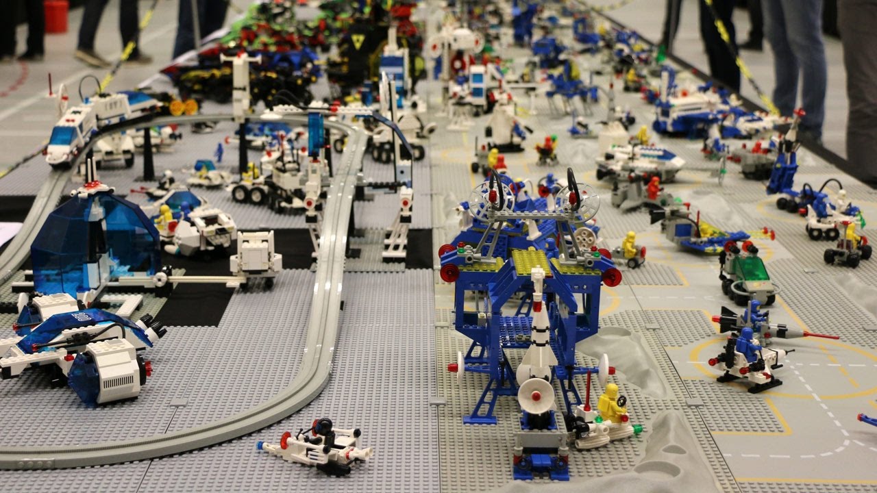 Все классические космические наборы LEGO на выставке — 20 лет!