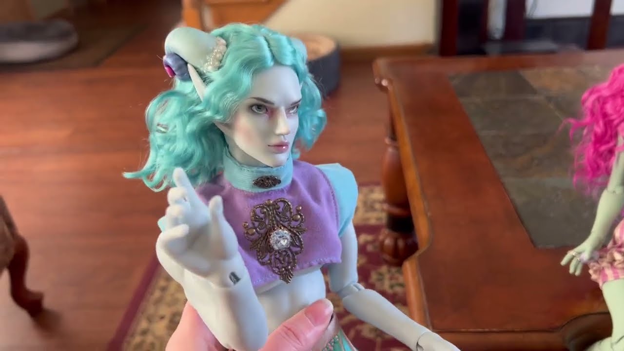 Magic Mirror Doll Levon Box Opening