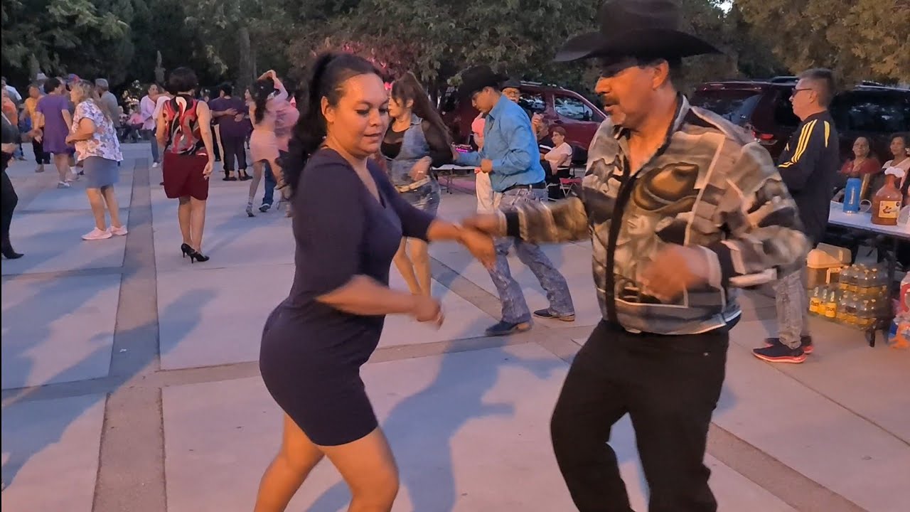 La Señorita Kumbia y El Manicero bailan en La Verbena