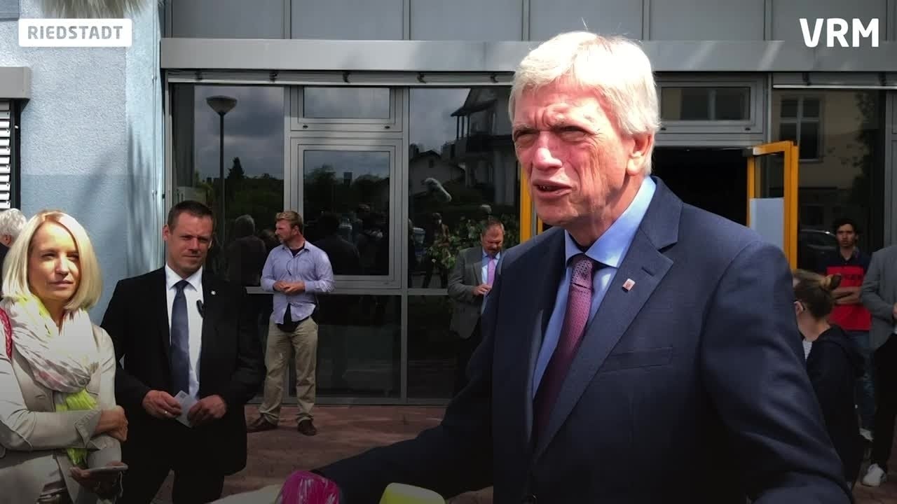 Volker Bouffier besucht Schule in Riedstadt