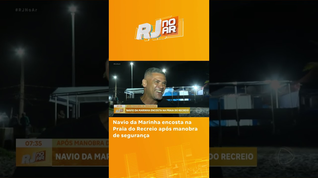 Embarcação da marinha encosta na Praia do Recreio após manobra