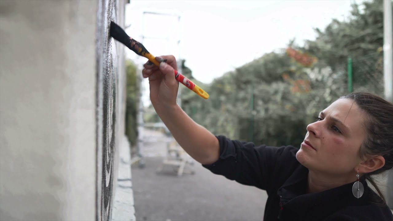 Charlotte Mareine, sur le mur de l&rsquo;atelier Poisson Pilote | fresque participative, Yverdon-les-Bains