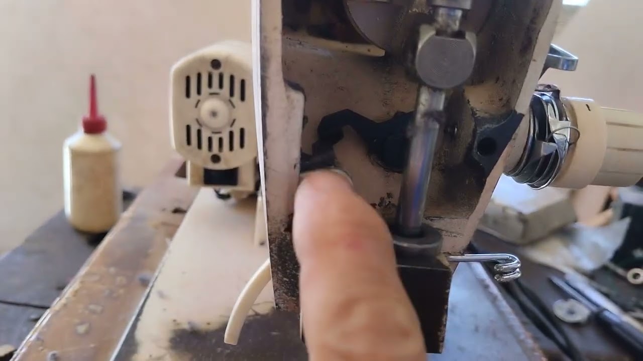 Máquina Singer facilita ultra. Como cambiarle la palanca elevadora de prensa tela.