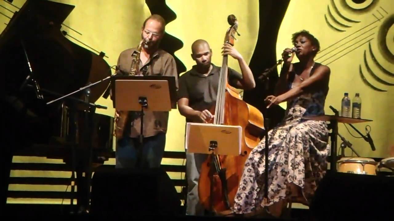 LEILA MARIA - Vivo Sonhando (Tom Jobim)