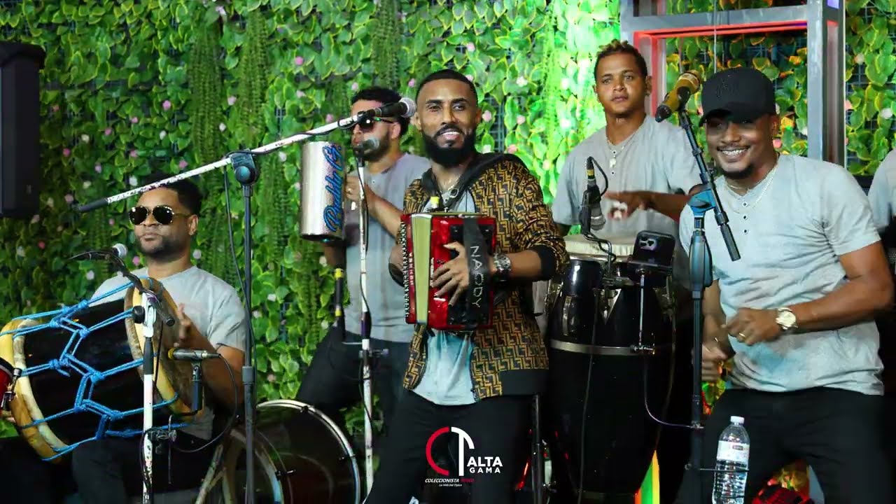 La Super Mini Banda - Hay Mi Cuarto En Vivo Para Chipeo
