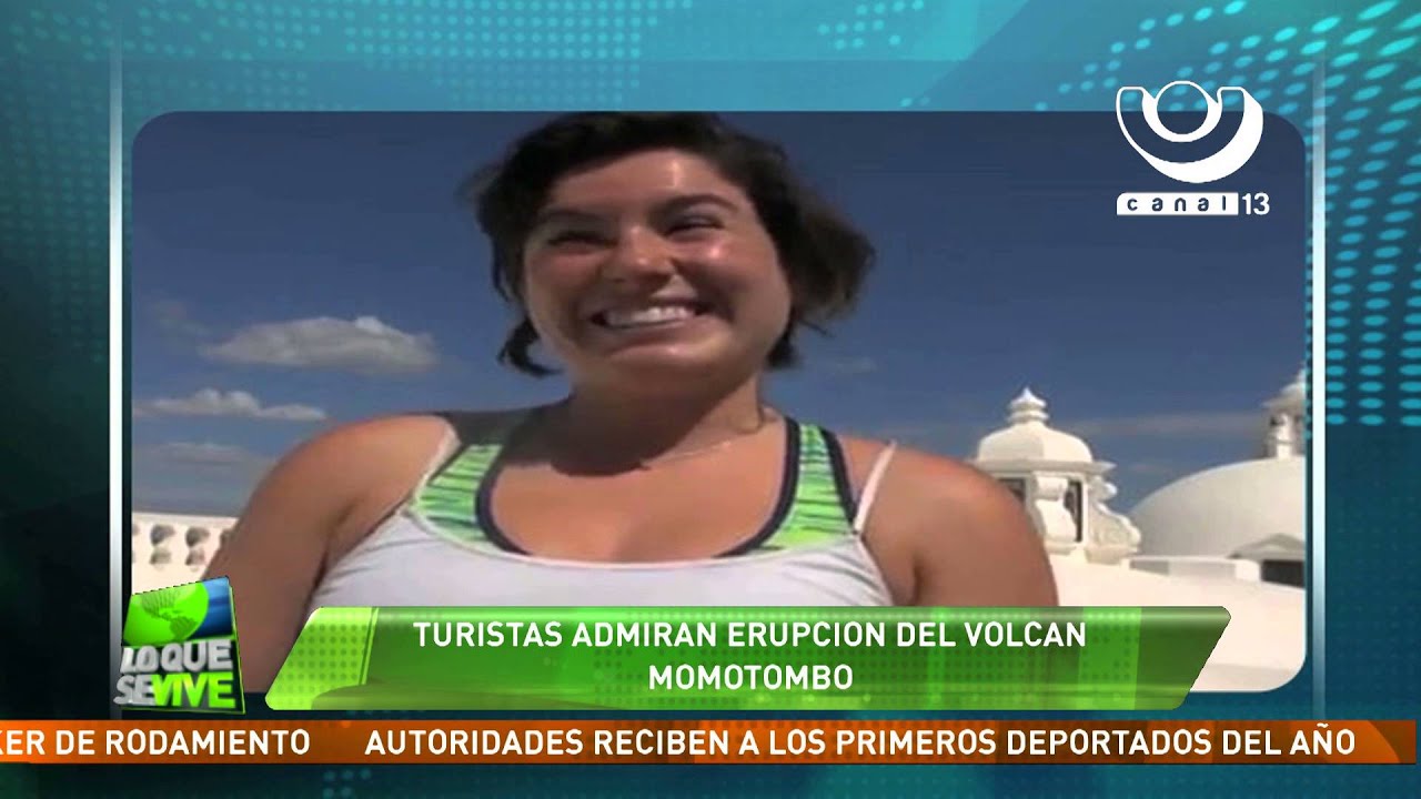 Turistas admiran la erupción del Volcán Momotombo
