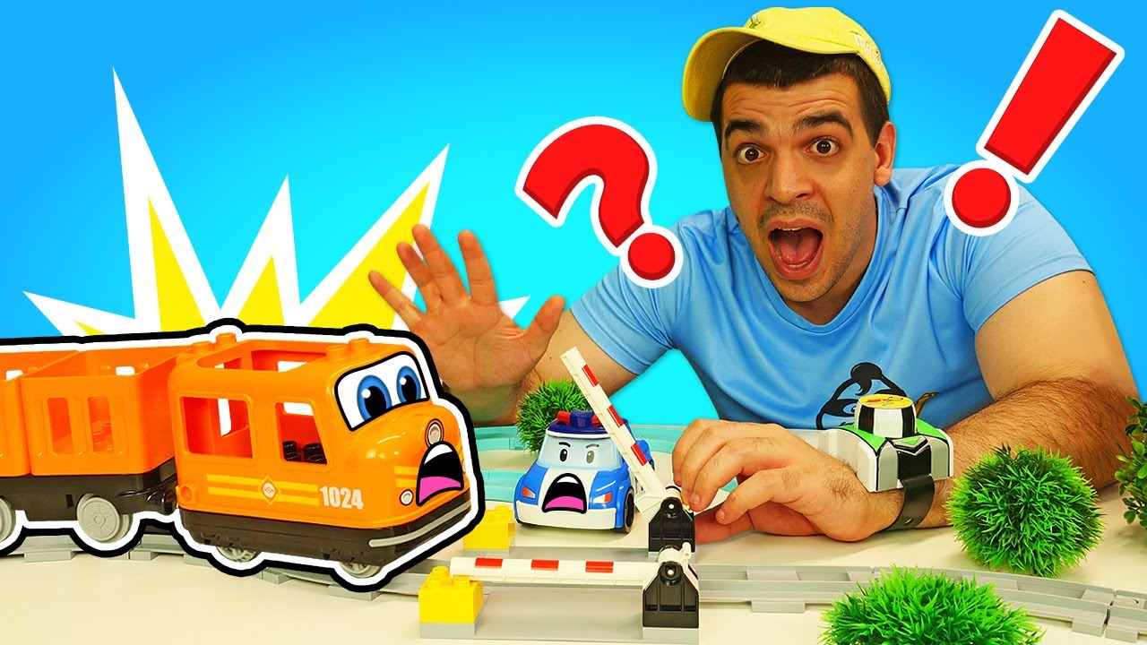Attenzione, il treno! Giochi di costruzione con la ferrovia giocattolo. Show per bambini con Helpman