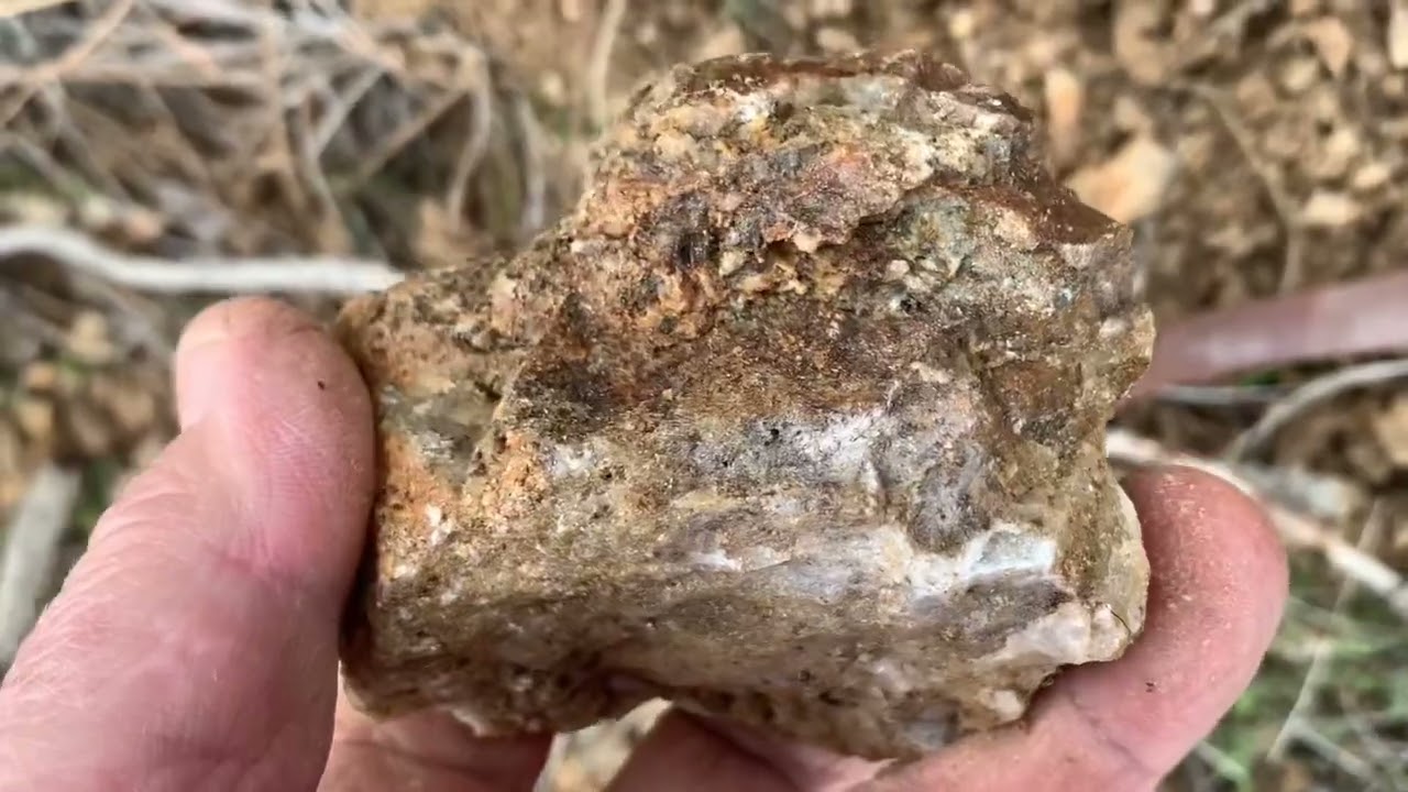How to look for gold in quartz?