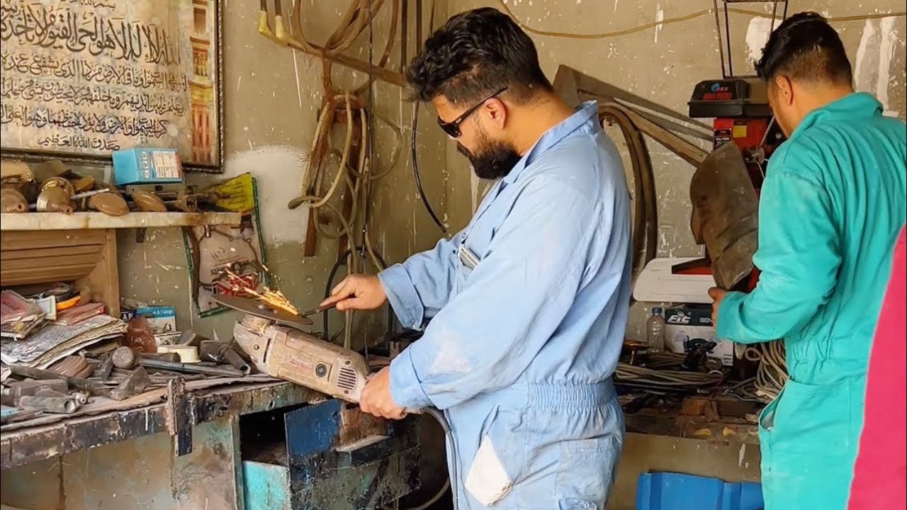 صاحب الورشه يكتشف ان كل يوم فى حديد ينقص ويختفى وسال كل اللى شغالين معاه مفيش حد بيقول الحقيقه