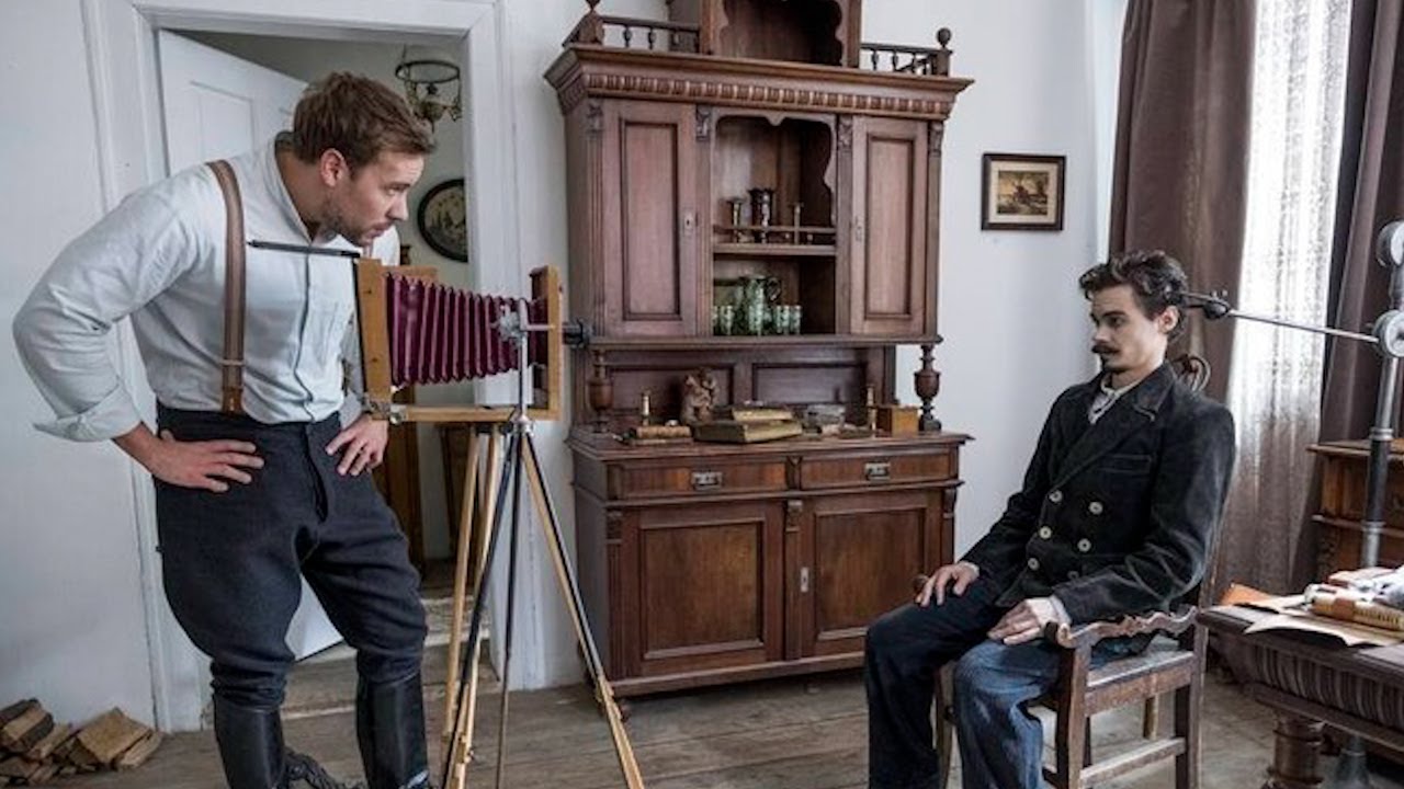 مصور مَوتى بيروح مع بنت صغيره للقريه بتاعتها لكنه مَكنـش متخيل اللى هيلاقيه هِنـاك