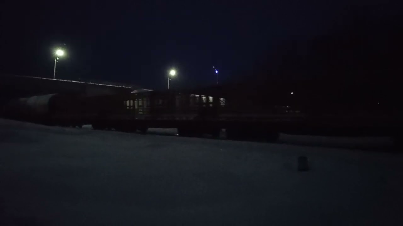 Магистральный тепловоз 2ТЭ10УК-0068 с грузовым поездом 