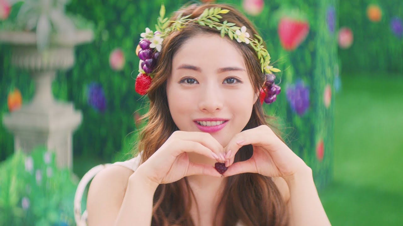 石原さとみ、お茶目な「くだものの女神」に　カメラ目線で語りかけるWEB限定動画も　明治 「果汁グミ」新TVCM『果汁グミとれました！』篇