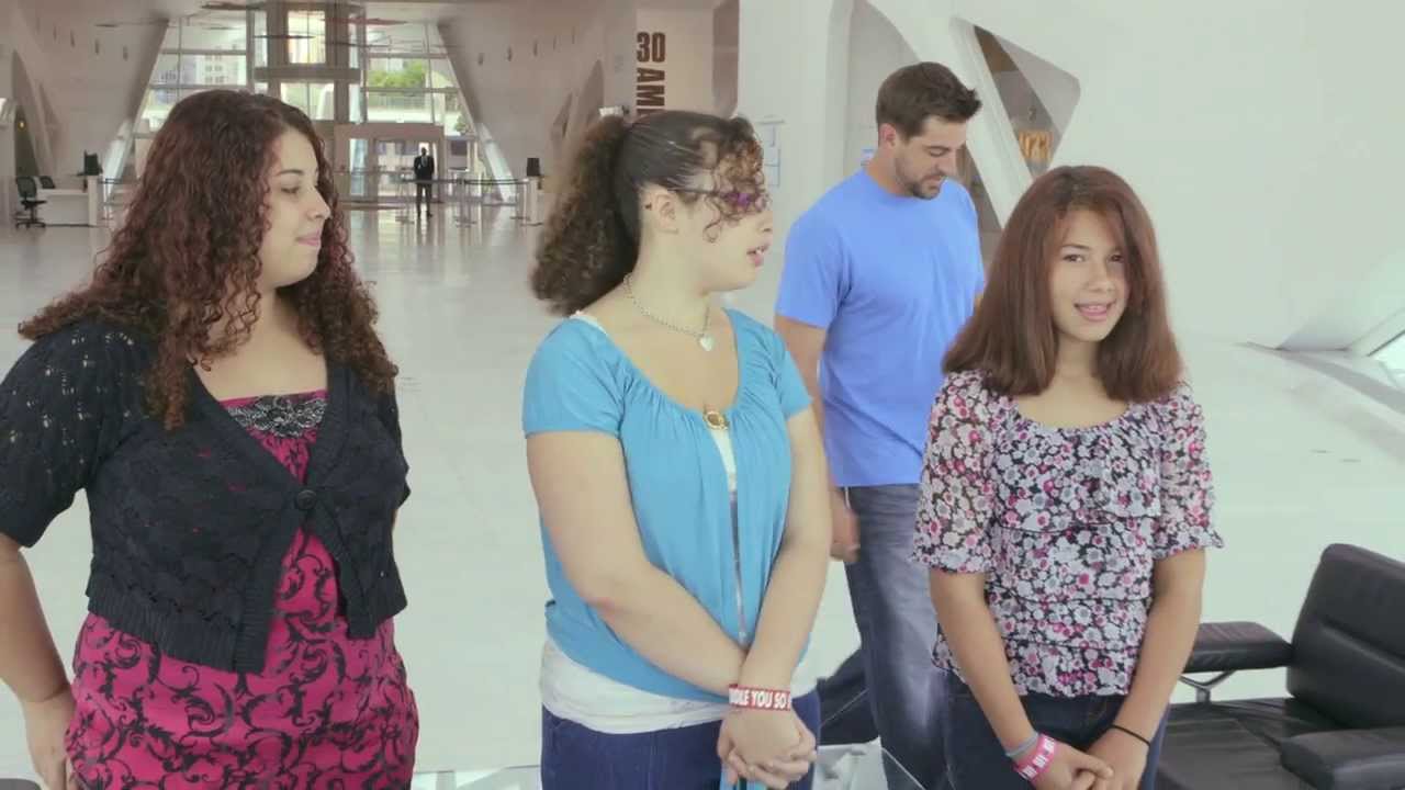 Aaron Rodgers surprises three sisters at Milwaukee Art Museum - Full Story - itsAaron.com