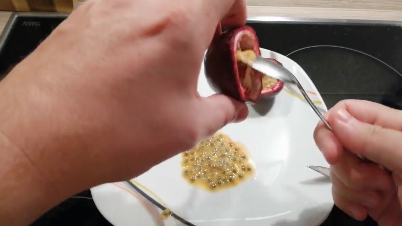 Maracuja pur essen - Wie schmeckt die Passionsfrucht und was steckt drin!