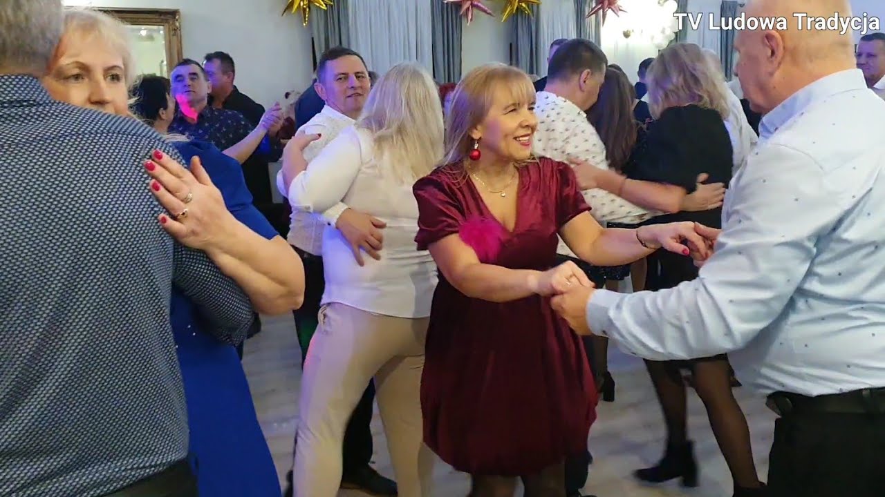 ZABAWA KARNAWAŁOWA z Zespołem Roland a na parkiecie urocza blondyneczka wraz mężem dają czadu