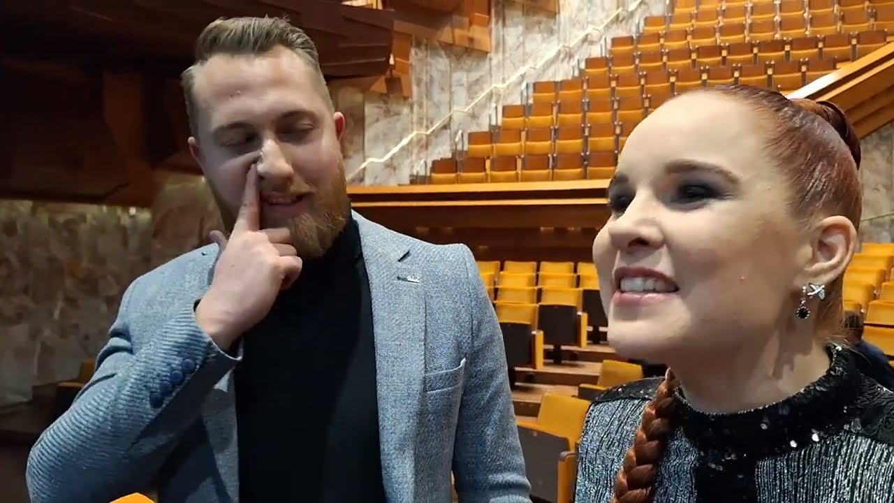 Prireditev Bob leta 2023 sta vodila in Maja Monrue in Aleksander Pozvek