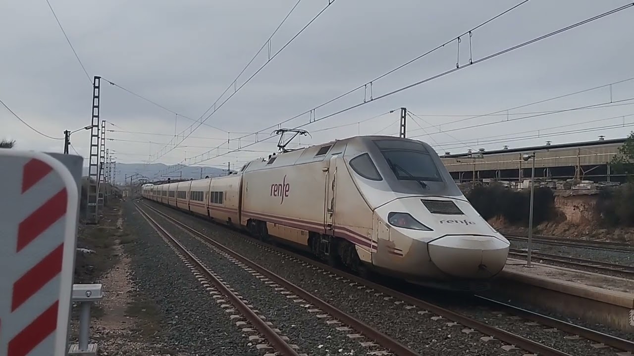 Cruces y Rebases de trenes por Novelda-Aspe en pocos minutos