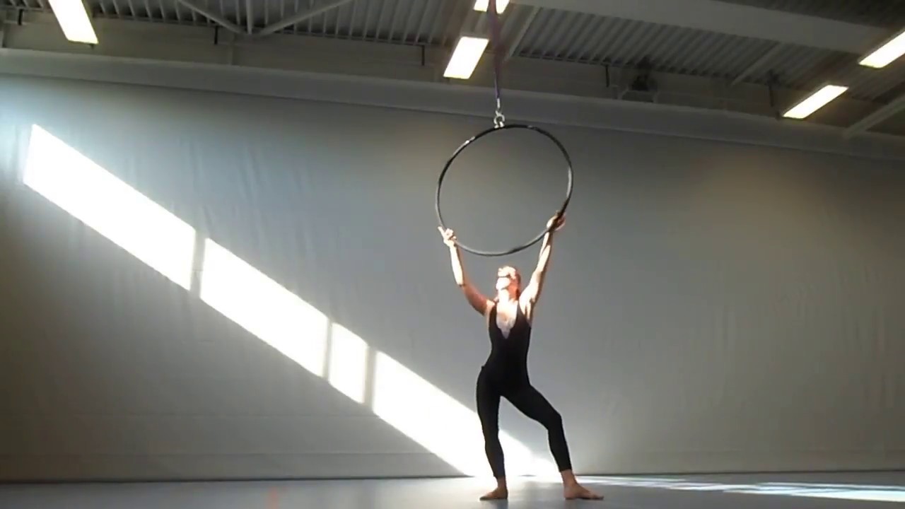 Danseres en Luchtacrobaat J.D. Swing - Arial Hoop Solo - Te boeken bij www.artiestvooru.nl