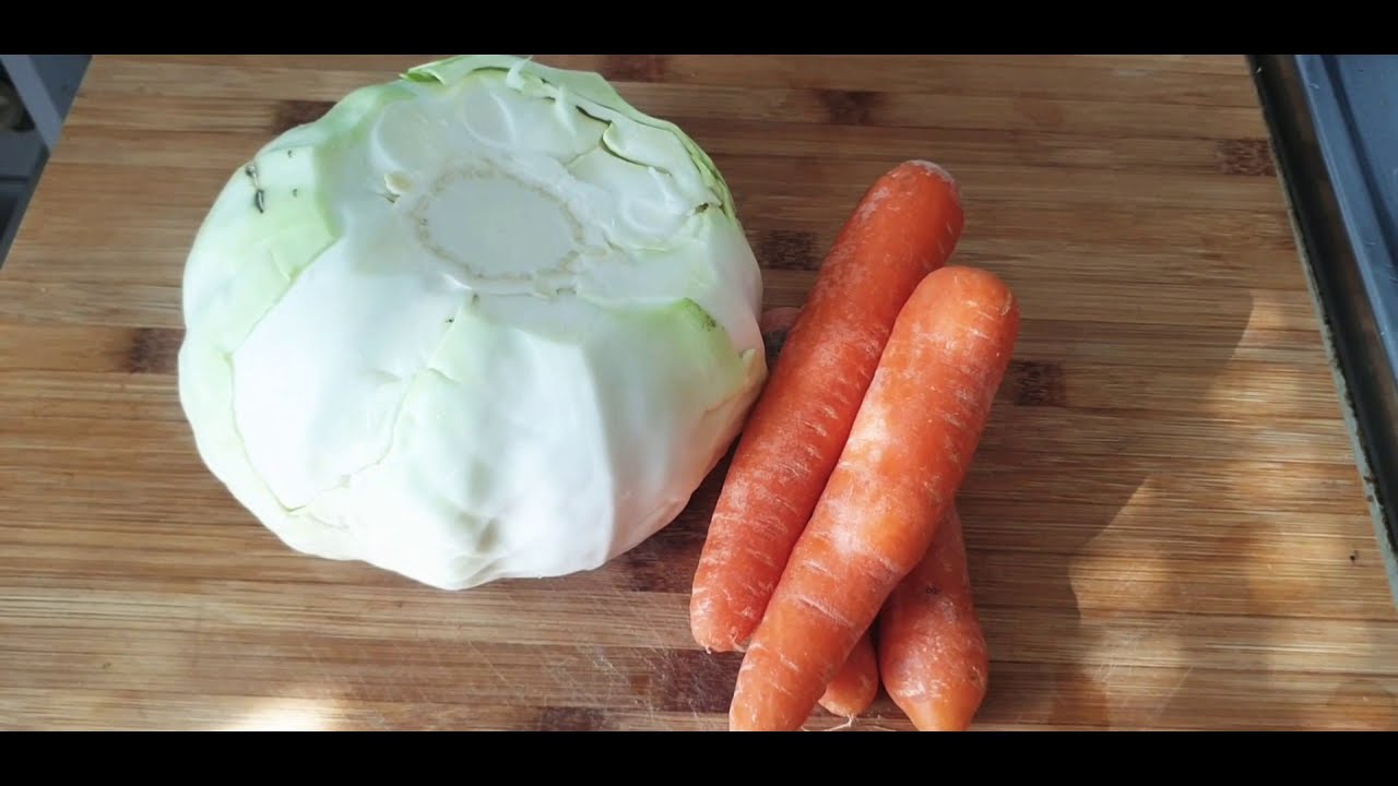 Choux et carottes : une salade express, fraîche et délicieuse.