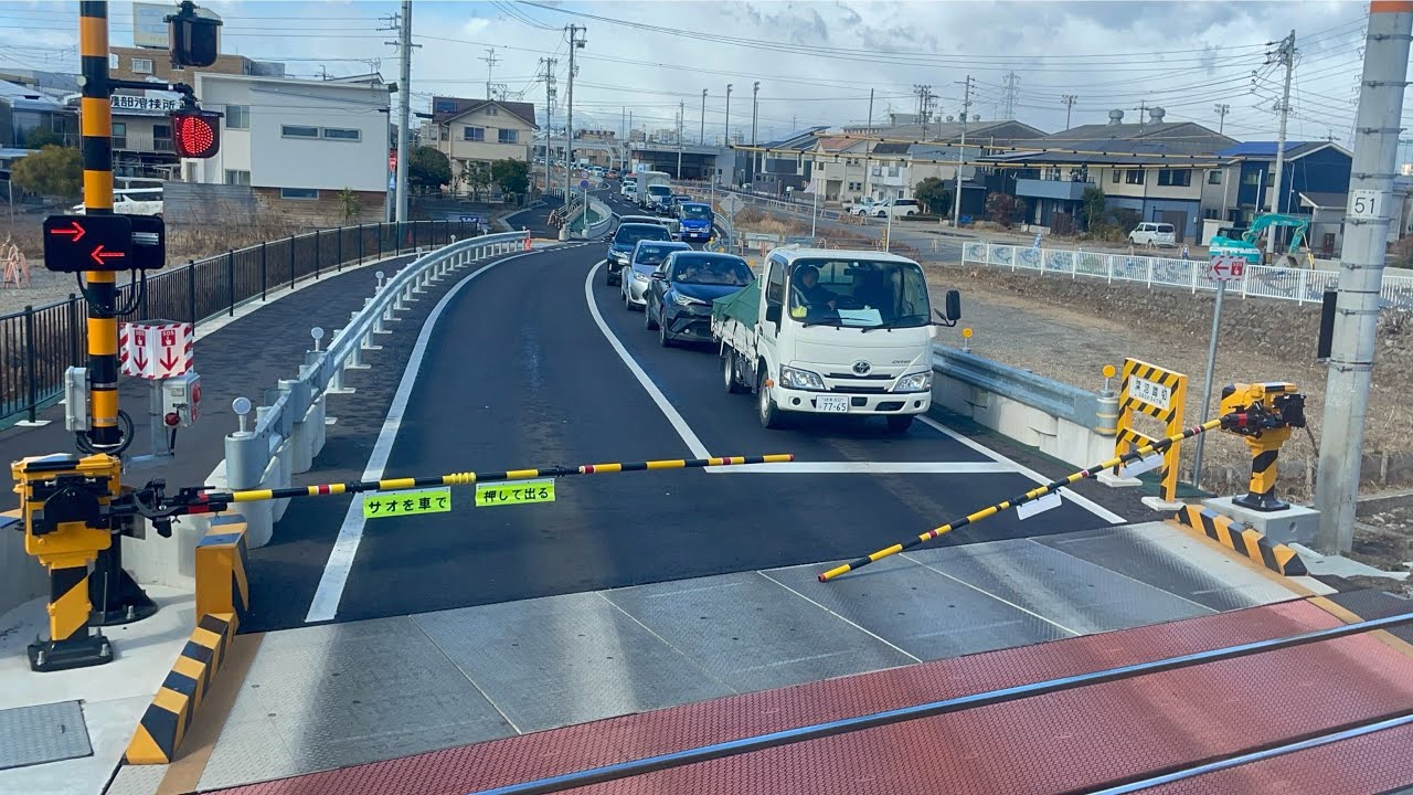 踏切の遮断棒が折れるとこうなります