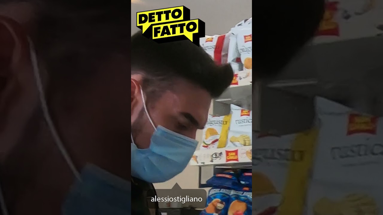 Comprate un pacchetto di patatine, pagatelo la metà giustificando che il pacchetto è pieno a metà