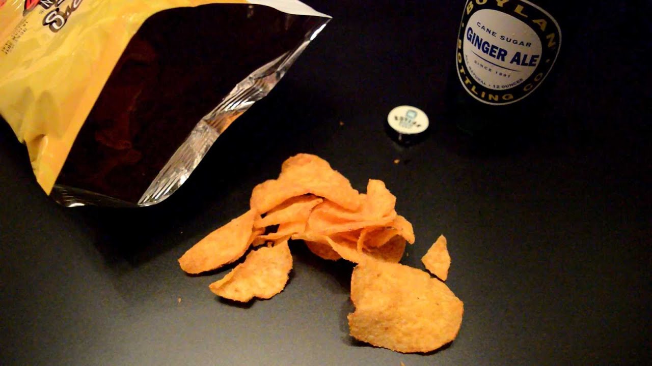 ASMR во время еды/шепота: картофельные чипсы Buffalo Wing и имбирный эль