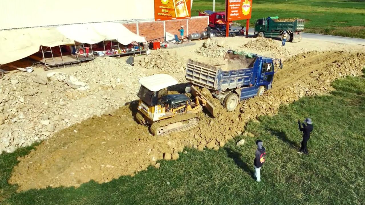 Recover Fail Loading With Komatsu Bulldozers Pushing Soil land Good Skill Dump Truck 5T Project.