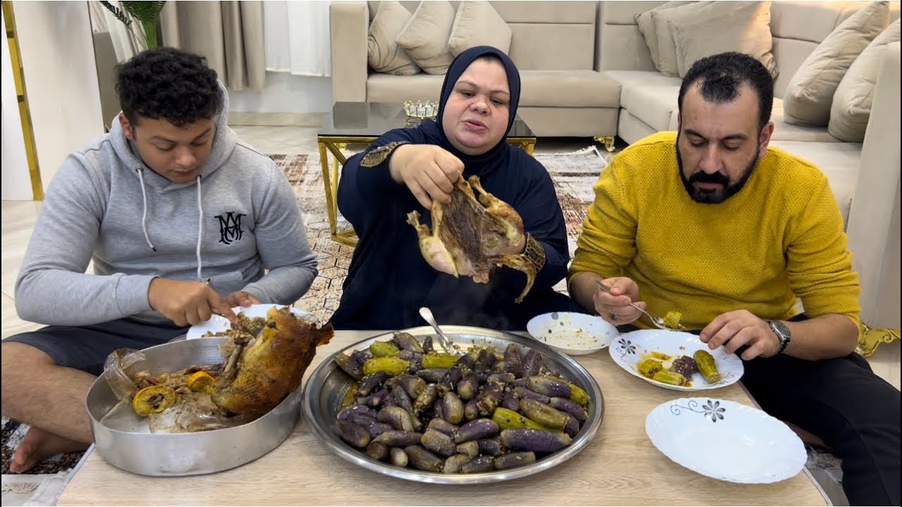 ام جني أوعي حد يقولي تكميم تكميم مين والناس نايمين😜😜😜من بعد البط والمحشي مفيش كلام👌👌👌