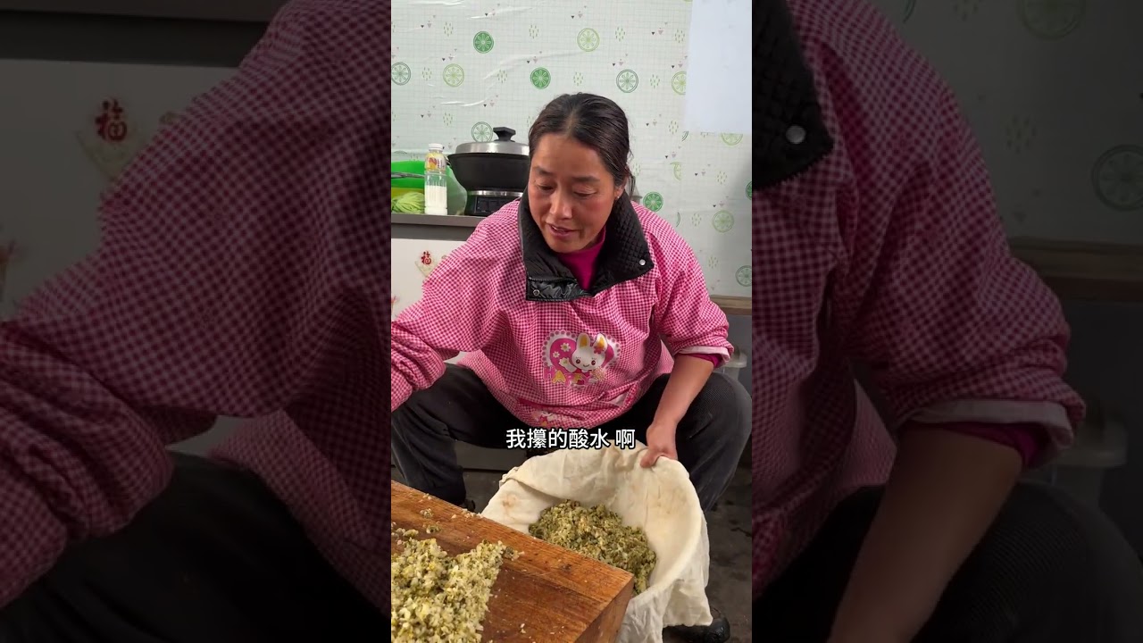 和爸媽用煉豬油㸆出來的油滋了，包上一鍋酸菜黃金蒸餃，一口下去簡直太香了。 #油滋了 #黃金蒸餃 #酸菜蒸餃 #我的鄉村生活 #東北貓冬生活