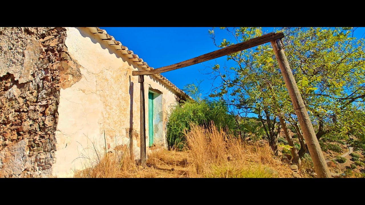 AX1409 - Finca Vicente, small country house to restore, Comares
