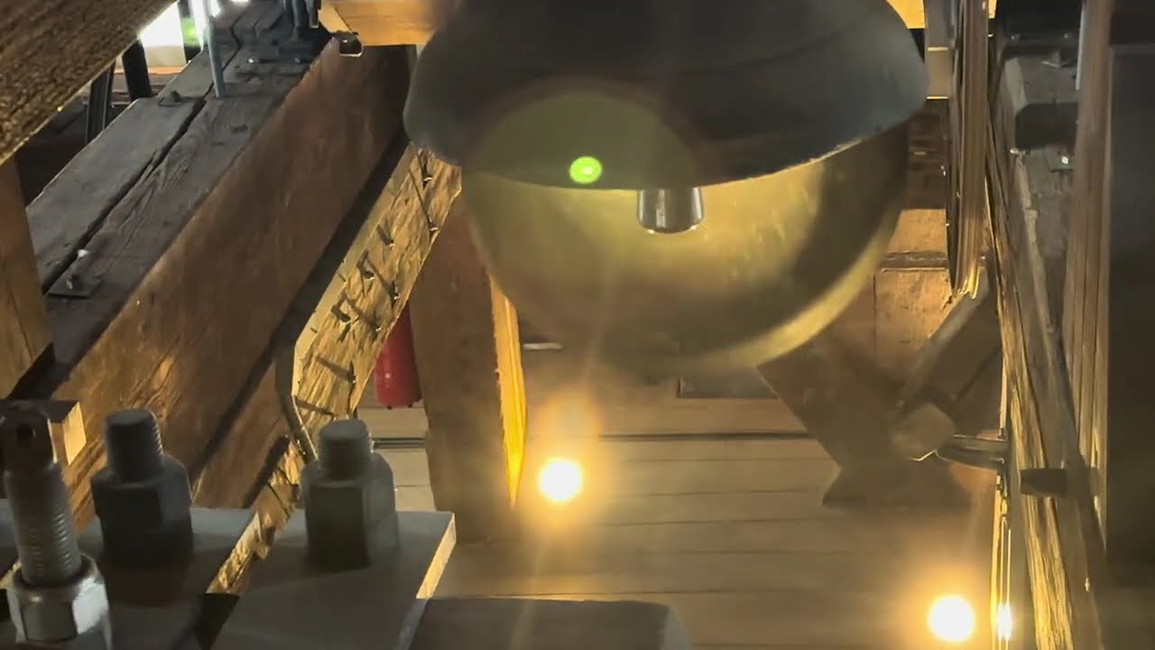 Freiburger Münster 12 uhr Glocke Leuten