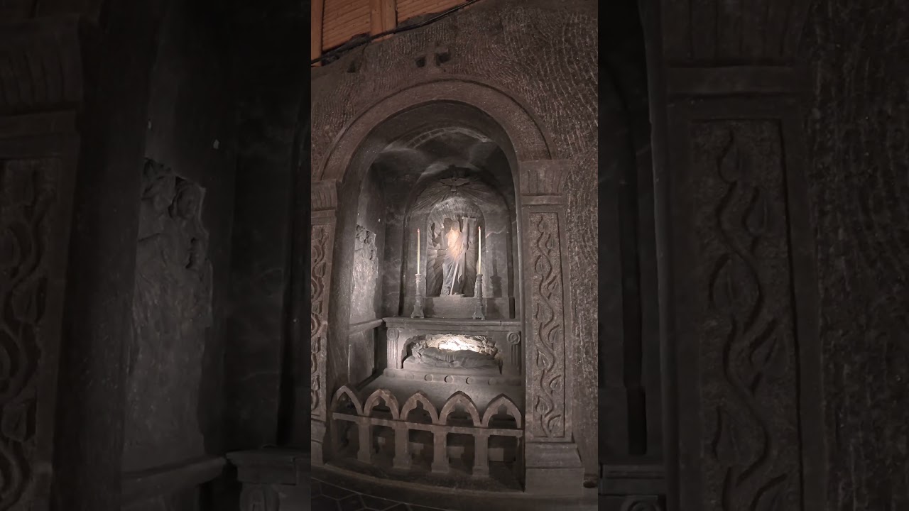 Wieliczka Salt Mine &ndash; Poland&rsquo;s Underground Chapel Made of Salt!