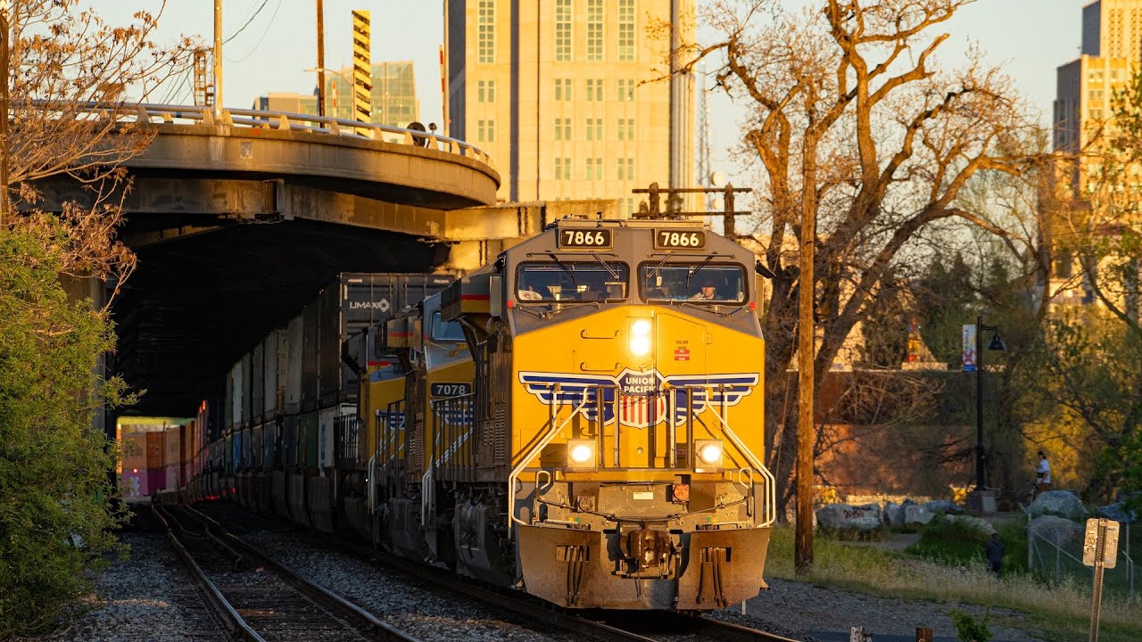 Поезда Union Pacific, BNSF и Amtrak в Сакраменто, Калифорния — апрель 2024 г.