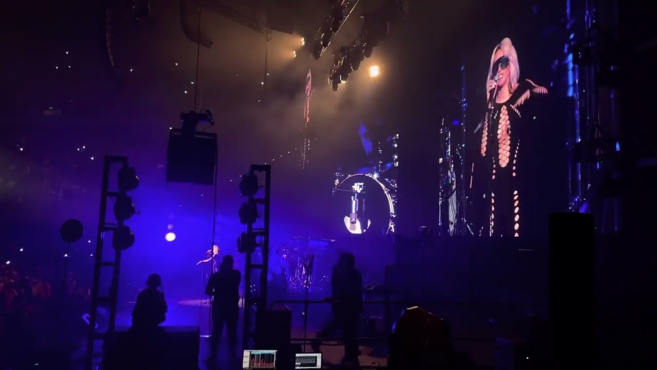 Miley Cyrus - Never Be Me -[En vivo desde Bogotá]