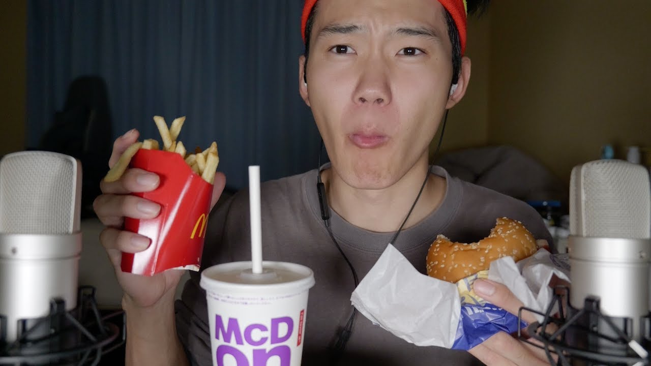 【ASMR】眠れないので深夜2時にマックを食べる🍔🍟【SUB】I can't sleep so I eat mac at 2am 🍔🍟