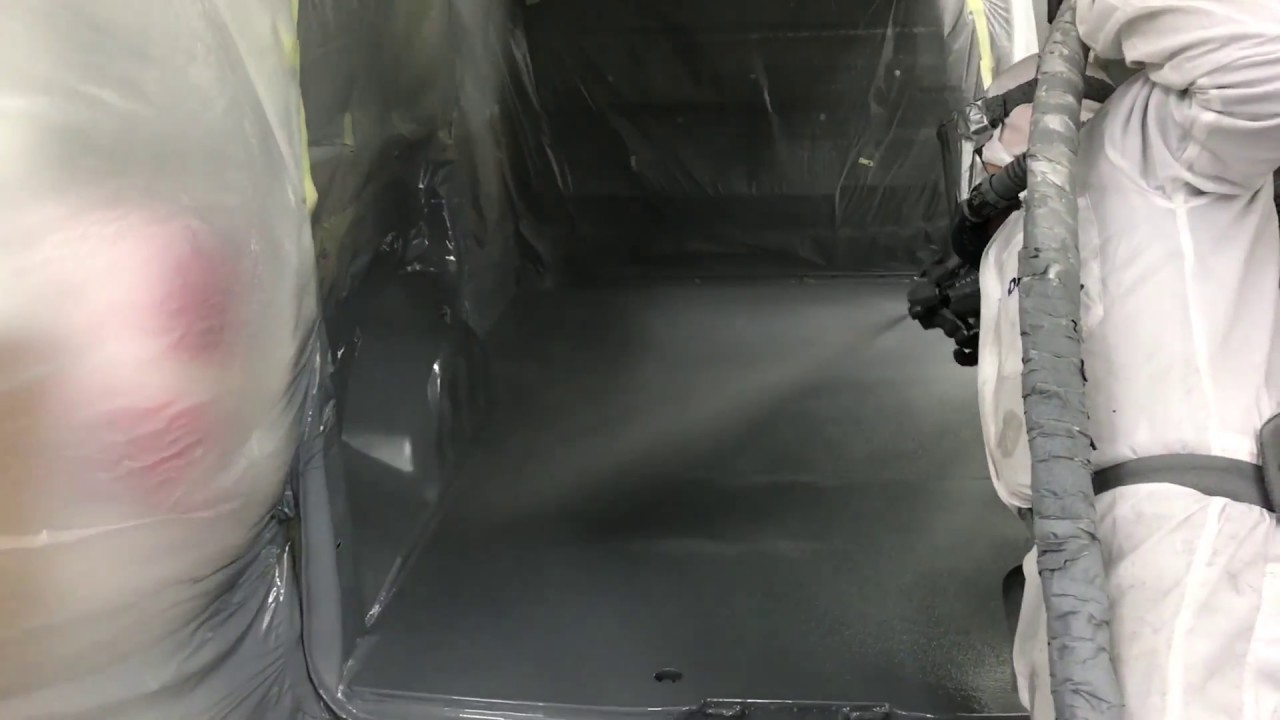 Polyurea hotspray aanbrengen in laadruimte | Polyester.nl