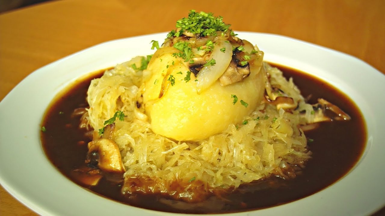 Schlesische Klöße mit Hackfleischfüllung an Sauerkraut (deftig)