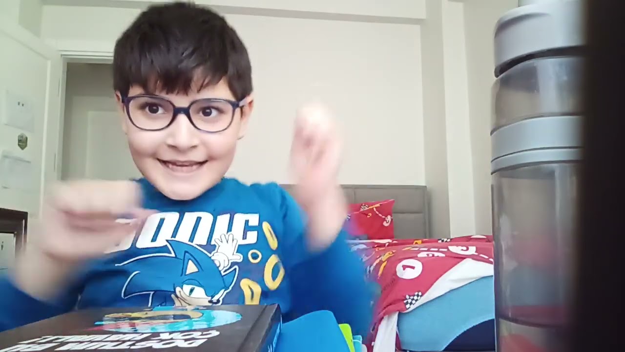 Bozuk para ile oynadım kitabı da kaldırarak bozuk para düşmedi ve döndü