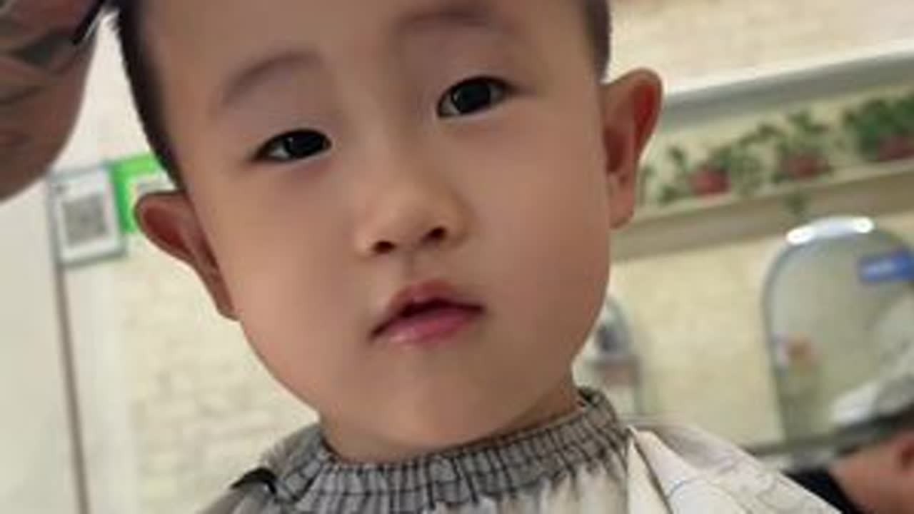 路虎去理发，必须得找老康，其他人一概不用，习惯性老康给理发！ 这小家伙把人情世故演绎得特别到位！见谁都有礼物！