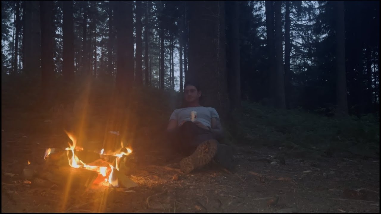 Solo Overnighter Bushcraft Switzerland mitten im Wald.